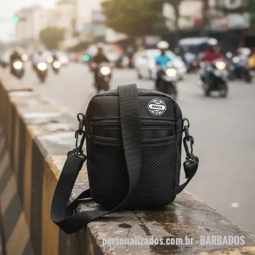 shoulder bag personalizado - Destaque sua marca com a Shoulder Bag Transversal Renova Gifts! O brinde corporativo ideal para empresas que buscam conectar sua identidade a um estilo de vida ativo, dinâmico e prático. Excelente opção para ações promocionais, eventos esportivos, festivais, campanhas sazonais e kits de integração.  Com design moderno e alta utilidade, este acessório oferece excelente área de personalização, garantindo máxima visibilidade para o seu logotipo na rotina diária de clientes e colaboradores.  Ficha técnica do brinde: • Marca: Renova Gifts • Material: Tecido Oxford 100% poliéster de alta resistência • Divisórias: 3 compartimentos (bolso maior com zíper e divisória interna, bolso frontal com zíper e redinha externa) • Alça: Regulável até 1,5 m e totalmente destacável • Medidas: 18 cm (A) x 13 cm (L) x 6 cm (P) | Peso: 120 g | Capacidade: 1,5 L