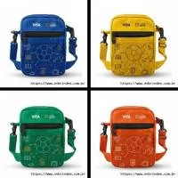 DESCRIÇÃO DO PRODUTO Shoulder Bag Bahia Personalizada – Modernidade, Organização e Conforto  A Shoulder Bag Bahia foi desenvolvida para quem busca praticidade e estilo no dia a dia. Produzida em material resistente e acabamento de qualidade, possui design moderno com bolso frontal em tela, ideal para acesso rápido aos itens mais utilizados, além de compartimento principal espaçoso com fechamento em zíper para maior segurança.  Seu diferencial está na alça tiracolo removível e ajustável, permitindo diferentes formas de uso e proporcionando mais conforto durante o transporte.  Disponível em diversas cores e com opção de personalização exclusiva, é uma excelente escolha para brindes corporativos, eventos promocionais, ações de marketing, feiras, congressos e revenda.  Diferenciais do Produto  ? Bolso frontal em tela para acesso rápido aos objetos ? Compartimento principal com fechamento em zíper ? Alça tiracolo removível e regulável ? Design moderno e funcional ? Material resistente e dur