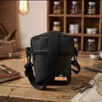 A Renova Gifts produz acessórios de alta qualidade, focados na usabilidade diária. A nossa shoulder bag é um produto contemporâneo que conquistou o público pela sua versatilidade. Compacta, ela funciona como uma necessaire que, surpreendentemente, carrega tudo o que você precisa.  Esta bolsa lateral virou febre no street wear e se estabeleceu como um item indispensável. Prática e portátil, é perfeita para todas as ocasiões do dia a dia: seja na corrida, no passeio de bicicleta ou na caminhada com seu pet, ela garante que seus pertences fiquem seguros e à mão.  Desenvolvida em tecido oxford 100% poliéster de alta resistência, possui alça com regulagem de comprimento: na extensão máxima (1,4 m), fica confortavelmente na altura da cintura; na mínima (0,7 m), posiciona-se no peito. Além disso, seu design versátil permite que ela seja usada na cintura, adaptando-se perfeitamente ao seu estilo e proporcionando a liberdade que você precisa na sua rotina urbana.