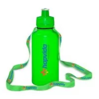 Squeeze com Cordão de PE resistente e flexível, tampa rosqueável em PP, bico em PVC cristal e cordão personalizado 15mm. Acabamento e vedação impecável. Capacidade de 550 mL