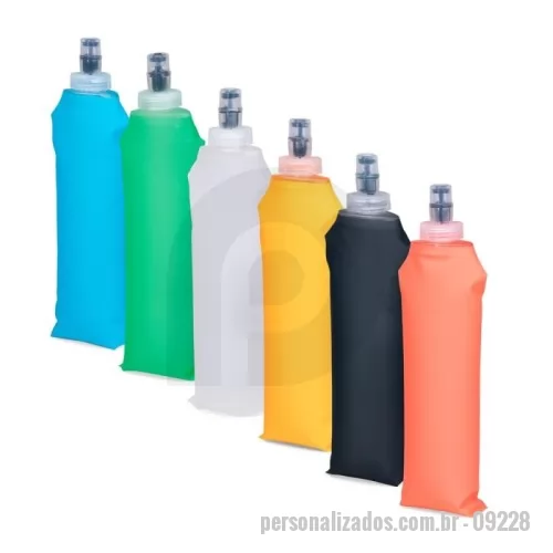 Squeeze dobrável personalizado - Squeeze dobrável com capacidade para até 500ml. Feito em poliuretano termoplástico (TPU), material resistente a variações de temperatura e livre de BPA, possui bico rosqueável em plástico e bico em silicone macio, que permite a ingestão de líquidos ao morder levemente a ponta após inclinar o squeeze.