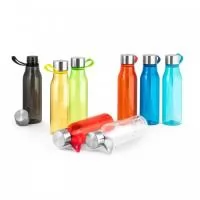 Squeeze produzido a partir de plástico reciclado, rPET. Com alça de silicone para facilitar o transporte. Tampa em PP e aço inox com isolante em silicone. Capacidade até 590 ml. ø66 x 230 mm