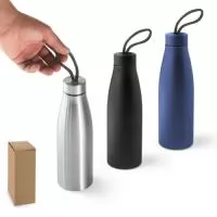 Squeeze em aço inox (90% reciclado), de parede simples. Tampa em aço inox com pega num padrão suave, para fácil transporte. Capacidade até 710 mL. Fornecida em caixa presente kraft. Certificação EU Food Grade. ø70 x 232 mm