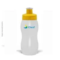 Materia Prima resistente e flexível, tampa rosqueável  feita com 50% de Fibra Natural de Madeira e bico em PVC cristal. Acabamento e vedação impecável. Capacidade de 250 ml.