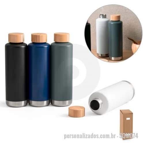 Squeeze metálico personalizado - Squeeze em aço inox com parede dupla isolada a vácuo, parede interna revestida de cobre e tampa em bambu com vedante de silicone para proteção extra. Tem capacidade até 640 ml e mantém as bebidas quentes por 16 h e frias por 48 h. Contém revestimento em pó que lhe confere mais durabilidade e resistência. Food grade. Fornecido em caixa presente de papel craft.