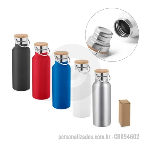 Squeeze metálico personalizado - Garrafa térmica em aço inox com parede dupla isolada a vácuo, tampa em bambu e alça de transporte em aço inox. Capacidade até 570 mL. Preserva as bebidas quentes por 8h e frias por 24h. Fornecida em caixa presente de papel kraft. ø70 x 220 mm | Caixa: 75 x 227 x 75 mm