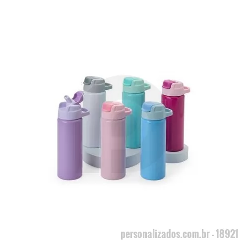 Squeeze metálico personalizado - Um squeeze de alumínio de design prático que deixa a rotina de hidratação mais ágil. Com capacidade máxima de até 600ml, o squeeze possui uma tampa e um bico flexível de plástico acoplado a um canudo do mesmo material. Além de contar com o uma alça f