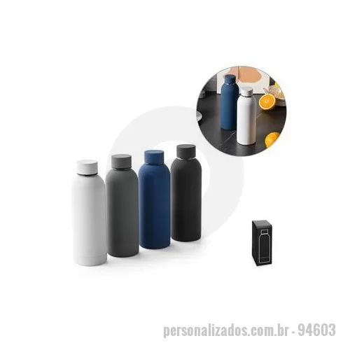 Squeeze metálico personalizado - Garrafa em aço inox 90% reciclado de parede dupla térmica, isolada a vácuo, com tampa em aço inox. Parede com acabamento emborrachado dando um toque sofisticado. Capacidade até 550 mL. Preserva as bebidas quentes por 8 horas e as bebidas frias por 24