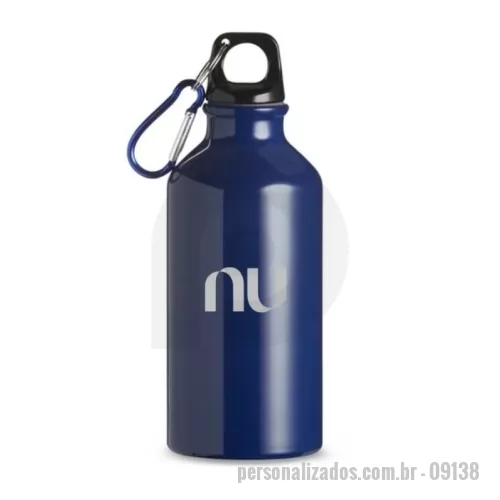 Squeeze metálico personalizado - Características Altura: 17.60 cm Largura: 10.00 cm Comprimento/Circunferência: 10.00 cm Peso aproximado do produto: 0.065 g NCM: 76151000 Com o Squeeze de Alumínio 420ml com Mosquetão, você terá a solução perfeita para manter-se hidratado em qualquer lugar. Seja no trabalho, academia, viagens ou passeios ao ar livre, esse squeeze é um companheiro indispensável para o seu dia a dia. Confira abaixo os principais benefícios e aplicações desse produto inovador:  Benefícios do produto  Leve e durável: Feito em alumínio de alta qualidade, é resistente e fácil de transportar. Design elegante: Moderno e compacto, é perfeito para qualquer ocasião. Ecologicamente correto: Contribui para a redução do uso de plástico descartável. Versátil: Pode ser utilizado com água, sucos, chás e outros líquidos. Fácil de limpar: Possui abertura larga que facilita a higienização.