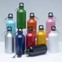 Squeeze de alumínio com capacidade de 420ml com tampa plástica rosqueável. Acompanha mosquetão.  Altura :  17,6 cm  Largura :  6,6 cm  Circunferência :  20,5 cm