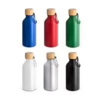 Squeeze em alumínio 100% reciclado com cor sólida brilhante. A squeeze tem uma tampa em bambu, à prova de água, e mosquetão que facilita o transporte. Capacidade até 400 mL. ø66 x 171 mm.