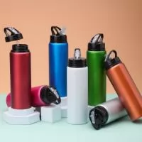 Squeeze de alumínio com capacidade de 800ml, tampa plástica com bico flip e canudo.