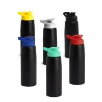 Squeeze inox de 880ml com pintura fosca. Possui tampa plástica rosqueável, alça e tampa protetora para o bocal.