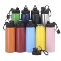 Squeeze inox 900ml com tampa plástica, bocal com tampa protetora e alça para transporte.