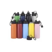 Squeeze inox 900ml com tampa plástica, bocal com tampa protetora e alça para transporte. Altura : 25,8 cm Largura : 8,7 cm Circunferência : 24,5 cm Peso aproximado g : 194