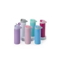 Um squeeze de alumínio de design prático que deixa a rotina de hidratação mais ágil. Com capacidade máxima de até 600ml, o squeeze possui uma tampa e um bico flexível de plástico acoplado a um canudo do mesmo material. Além de contar com o uma alça f