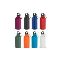 Squeeze esportiva em alumínio com acabamento brilhante, com mosquetão para facilitar o transporte. Capacidade até 400 ml. Certificação EU Food Grade. ø66 x 176 mm