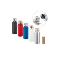Squeeze em aço inox com parede dupla isolada a vácuo, tampa em bambu e alça de transporte em aço inox. Capacidade até 570 ml. Food grade. Fornecido em caixa presente de papel kraft. ø70 x 220 mm