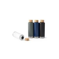 Squeeze em aço inox com parede dupla isolada a vácuo, parede interna revestida de cobre e tampa em bambu com vedante de silicone para proteção extra. Tem capacidade até 640 ml e mantém as bebidas quentes por 16 h e frias por 48 h. Contém revestimento