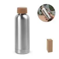 	Squeeze em aço inox de parede simples, com tampa em cortiça. Capacidade até 760 mL. Fornecido em caixa presente de papel kraft reciclado. Certificação EU Food Grade. A cor e o resultado da impressão nos materiais naturais pode variar entre produtos. ø70 x 227 mm