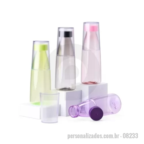Squeeze personalizado - Squeeze - 08233 - Garrafa e copo em um único produto! Com capacidade de 550ml, a garrafa 2 em 1 é fabricada em plástico e possui um copo integrado, ideal para consumir água, chá gelado e outras bebidas com praticidade. Conta com tampa rosqueável que garante segurança e evita vazamentos, enquanto o design compacto facilita o transporte para onde for. Uma escolha funcional e prática para diferentes momentos.