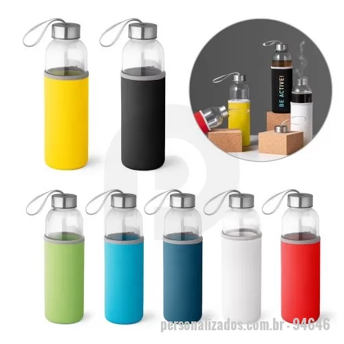 Squeeze personalizado - Squeeze em vidro e tampa em aço inox com alça para fácil transporte. Capacidade até 520 mL. Fornecido com luva em soft shell dando proteção extra à sua squeeze. Caixa branca 94651 vendida opcionalmente. Certificação EU Food Grade. ø65 x 225 mm  Caixa exterior (m): 0,430X0,370X0,240 Peso da caixa (Kg.): 8.700 Peso do Produto (g.): 339 Caixa Exterior (Un.): 30 Caixa interior (Un.): 1 NCMS: 7010.90.21 Packing individual: Polybag Packing após gravação: Polybag Certificados: Food Safety, BPA Free, REACH País de origem: China