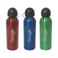 Squeeze de alumínio, capacidade para 500 ml. Disponível em várias cores. Gravação da logomarca a laser já inclusa.  Tamanho: 21,3 cm X 6,5 cm. Peso: 138 g.