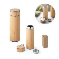 Squeeze em bambu e aço inox, com parede dupla isolada a vácuo e infusor para chá (térmico). Capacidade até 440 mL. Preserva as bebidas quentes por 8 horas e as bebidas frias por 24 horas. Certificação EU Food Grade. Fornecido em caixa presente de papel kraft. ø70 x 215 mm