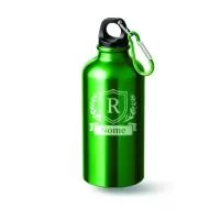 Squeeze em alumínio com acabamento mate, ideal para ações promocionais, brindes corporativos e campanhas de marketing. Possui design moderno e resistente, além de mosquetão integrado que facilita o transporte em mochilas, bolsas ou cintos.  Com capacidade de até 500 ml, é uma excelente opção para o dia a dia, atividades esportivas e uso corporativo. Produto com certificação EU Food Grade, garantindo segurança no contato com líquidos.  Personalizável com a sua marca, proporcionando alta visibilidade e valorização do seu brinde.