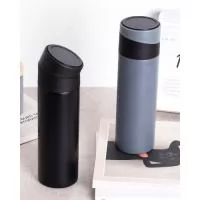 Mini Garrafa Termica Personalizada, Fabricada com aço inox com dupla camada a mini garrafa termica personalizada está disponível na capacidade de 400 ml, tampa com apoio para celular com rosca com vedação. A personalização da marca é feita à laser em