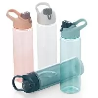 Squeeze plástico 700ml com alça para transporte, possui tampa principal rosqueável e tampa de proteção plástica com trava para o bocal.  Material: Plástico Altura :  25,3 cm Largura :  9,6 cm Circunferência :  22 cm Medidas aproximadas para gravação (CxL):  15 cm x 6,5 cm Peso aproximado (g):  106
