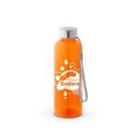 Squeeze em rPET 100% reciclado e tampa em aço inox, com pega em corda para facilitar o transporte. Capacidade até 580 mL. 