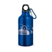 Squeeze esportiva em alumínio com acabamento metálico brilhante, com mosquetão para facilitar o transporte. Capacidade até 400 mL. Caixa branca 94656 vendida opcionalmente. Certificação EU Food Grade. ø66 x 176 mm