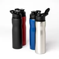 Squeeze feito em inox com 800ml. Possui tampa plástica, bocal com tampa protetora e alça para transporte. Este brinde será o parceiro de atividades físicas perfeito.