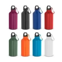 Squeeze esportiva em alumínio com acabamento brilhante, design prático e mosquetão para facilitar o transporte. Ideal para ações promocionais e brindes personalizados da Youdu Brindes. Capacidade de 400 mL. Caixa branca (Ref. 94656) vendida opcionalmente. Certificação EU Food Grade. Dimensões: ø66 x 176 mm.