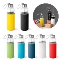 Squeeze em vidro e tampa em aço inox com alça para fácil transporte. Capacidade até 520 mL. Fornecido com luva em soft shell dando proteção extra à sua squeeze. Caixa branca 94651 vendida opcionalmente. 