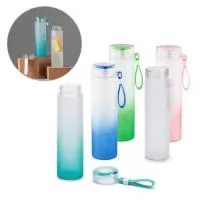 Squeeze em vidro borossilicato e tampa em AS, com alça em silicone para fácil transporte. Capacidade até 470 mL. Fornecido em caixa presente. Certificação EU Food Grade. ø60 x 210 mm