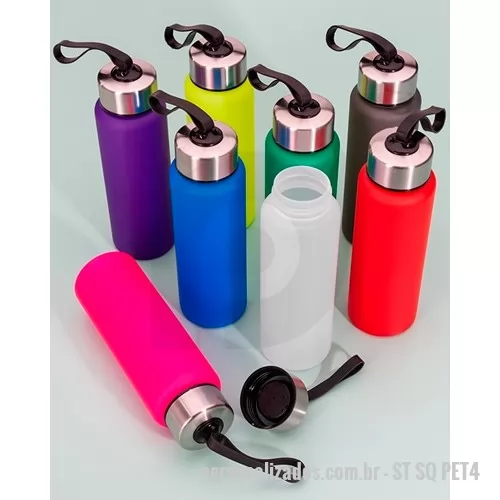 Squeeze plástico personalizado - Garrafas squeezes personalizadas com capacidade de 680 ml, tampa rosqueável com detalhes em aço inox e alça de silicone. Frasco soprado em PVC com soft touch, esse brinde possui ótimo acabamento e área nobre para a impressão do logotipo de empresas