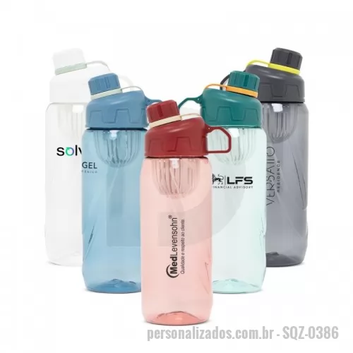Squeeze plástico personalizado - Garrafa plástica 800ml com infusor de bebidas. Com design em relevo, a garrafa possui tampa rosqueável com alça para transporte e tampa de proteção para o bocal. Altura : 23,5 cm Largura : 9,3 cm