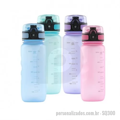 Squeeze plástico personalizado - Squeeze plástico com capacidade de 550m. Possui tampa rosqueável protetora com trava de segurança e botão de acionamento. Squeeze com acabamento fosco, detalhes ondulado e alça de nylon para transporte.