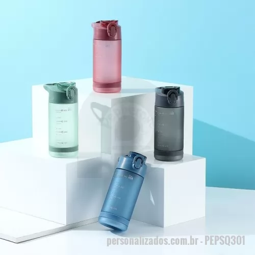 Squeeze plástico personalizado -  Squeeze plástico com capacidade de 550ml. Possui tampa rosqueável com bico de canudo, tampa protetora e botão de acionamento. Squeeze com acabamento fosco, detalhe emborrachado na parte inferior e alça para transporte.