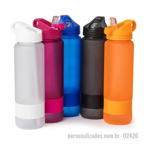 Squeeze plástico personalizado - Squeeze plástico com capacidade de 900ml com acabamento fosco e detalhe emborrachado na parte inferior. Possui tampa rosqueável com alça integrada e bico de canudo com tampa protetora. Acompanha canudo. 