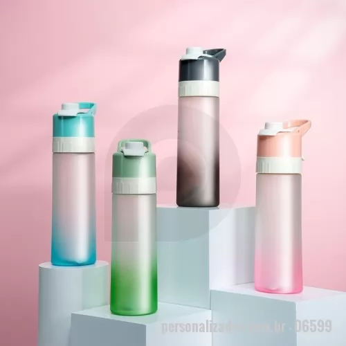 Squeeze plástico personalizado - Squeeze bicolor plástico com borrifador e capacidade de 650ml. Contém tampa rosqueável com trava de segurança para o bocal, alça para transporte e alavanca para acionamento do borrifador.