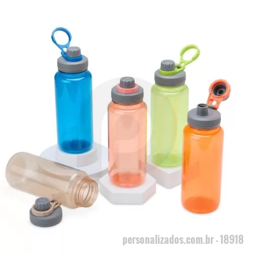 Squeeze plástico personalizado - Grande na capacidade e compacta no design, nosso squeeze de 1 litro é a escolha certa para quem busca um produto resistente e prático para os dias de hidratação. Feita em plástico, ela se adapta ao seu ritmo, seja na academia, no parque ou no trabalho. Além disso, sua tampa é rosqueável e vem com uma proteção para o bocal e alça flexível, sendo uma verdadeira aliada na correria do dia.