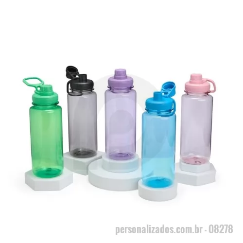 Squeeze plástico personalizado - Squeeze Feito em plástico resistente, nosso squeeze com capacidade de 1 litro vem com uma tampa rosqueável e alça integrada, facilitando o transporte. A tampa protetora do bocal, também rosqueável, evita o contato com sujeiras e torna o squeeze mais higiênico.