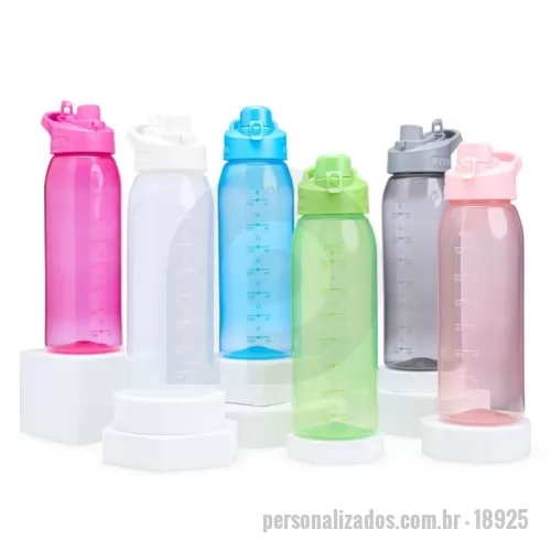 Squeeze plástico personalizado - Squeeze plástico livre de BPA. Hidratação na medida certa. Nosso squeeze de 850ml é perfeito para quem mantém uma rotina fitness ou deseja monitorar a hidratação com precisão. Produzido em plástico livre de BPA, garante mais segurança para sua hidratação diária. Conta com marcação no corpo, facilitando o controle da ingestão de água ou outras bebidas para melhorar o desempenho e o bem-estar. Sua tampa rosqueável possui alça integrada e tampa protetora  para o bocal com trava, garantindo mais segurança e praticidade. Resistente e funcional, é o aliado ideal para uma rotina leve e equilibrada.