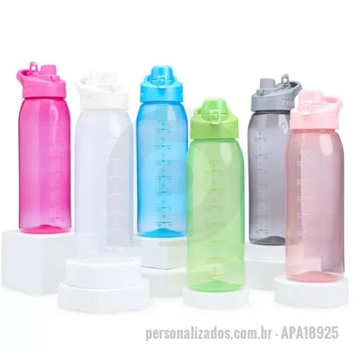 Squeeze plástico personalizado - Hidratação na medida certa. Nosso squeeze de 850ml é perfeito para quem mantém uma rotina fitness ou deseja monitorar a hidratação com precisão. Produzido em plástico livre de BPA, garante mais segurança para sua hidratação diária. Conta com marcação no corpo, facilitando o controle da ingestão de água ou outras bebidas para melhorar o desempenho e o bem-estar. Sua tampa rosqueável possui alça integrada e tampa protetora para o bocal com trava, garantindo mais segurança e praticidade. Resistente e funcional, é o aliado ideal para uma rotina leve e equilibrada.  Altura: 24,9 cm Largura: 9,4 cm Circunferência: 24,8 cm Peso aproximado (g): 122 Medidas aproximadas para gravação (CxL): 15 cm x 2,5 cm