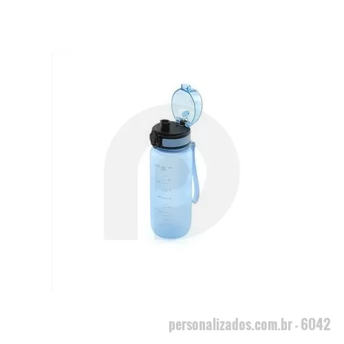 Squeeze plástico personalizado - Squeeze plástico com capacidade de 550m. Possui tampa rosqueável protetora com trava de segurança e botão de acionamento. Squeeze com acabamento fosco, detalhes ondulado e alça de nylon para transporte. Altura : 20,3 cm Largura : 6,5 cm Circunferênci