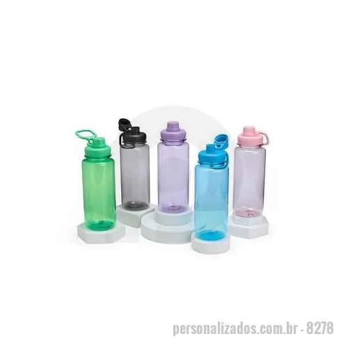 Squeeze plástico personalizado - Feito em plástico resistente, nosso squeeze com capacidade de 1 litro vem com uma tampa rosqueável e alça integrada, facilitando o transporte. A tampa protetora do bocal, também rosqueável, evita o contato com sujeiras e torna o squeeze mais higiênic