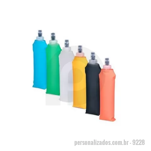 Squeeze plástico personalizado - Squeeze dobrável feito em poliuretano termoplástico TPU , material flexível, resistente à variação de temperaturas e livre de BPA. Possui capacidade para até 500 ml e bico rosqueável em plástico e silicone. Altura : 26 cm Largura : 8,5 cm Profundidad